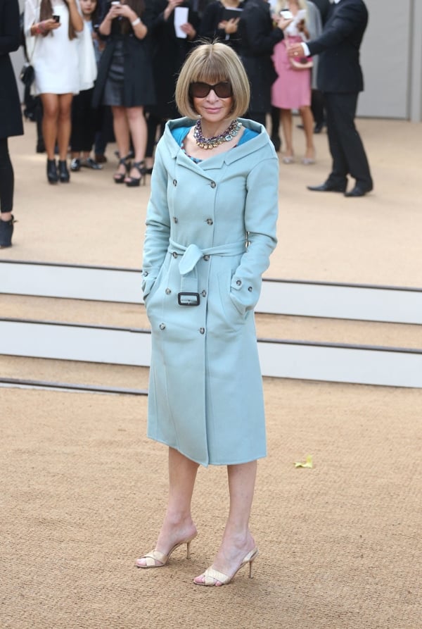 Anna Wintour looked flawless in this pale blue coat that immediately attracted our attention with its off-shoulder details.
